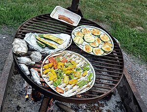 Grillrost mit verschiedenem Gemüse und Würsten